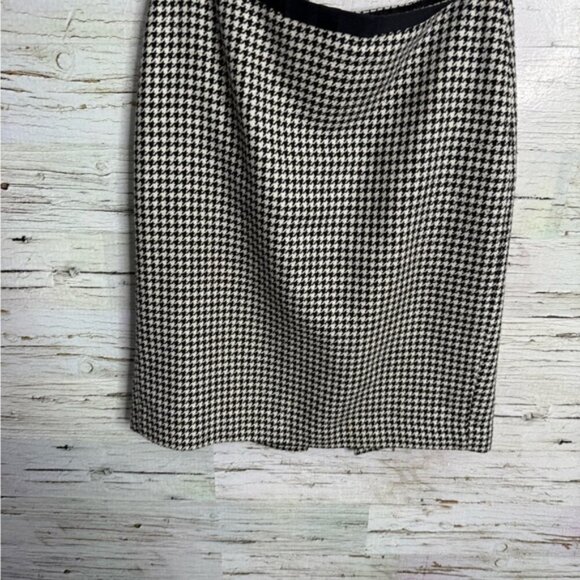 Ann Taylor Black and White Pencil Skirt Knee-Length size 8P - Picture 2 of 6